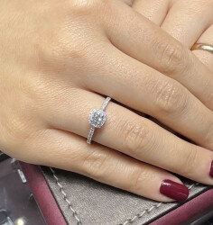 0.40 ct Londia Natural Diamond Halo Engagement Ring / 1124724 - 4