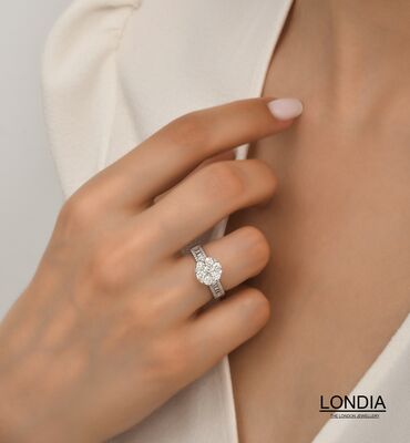 0.86 ct Diamond Baguette Engagement Ring / 1123711 - 3