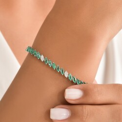 5.70 ct Emerald and 1.00 ct Diamond Bracelet 1116433 - 